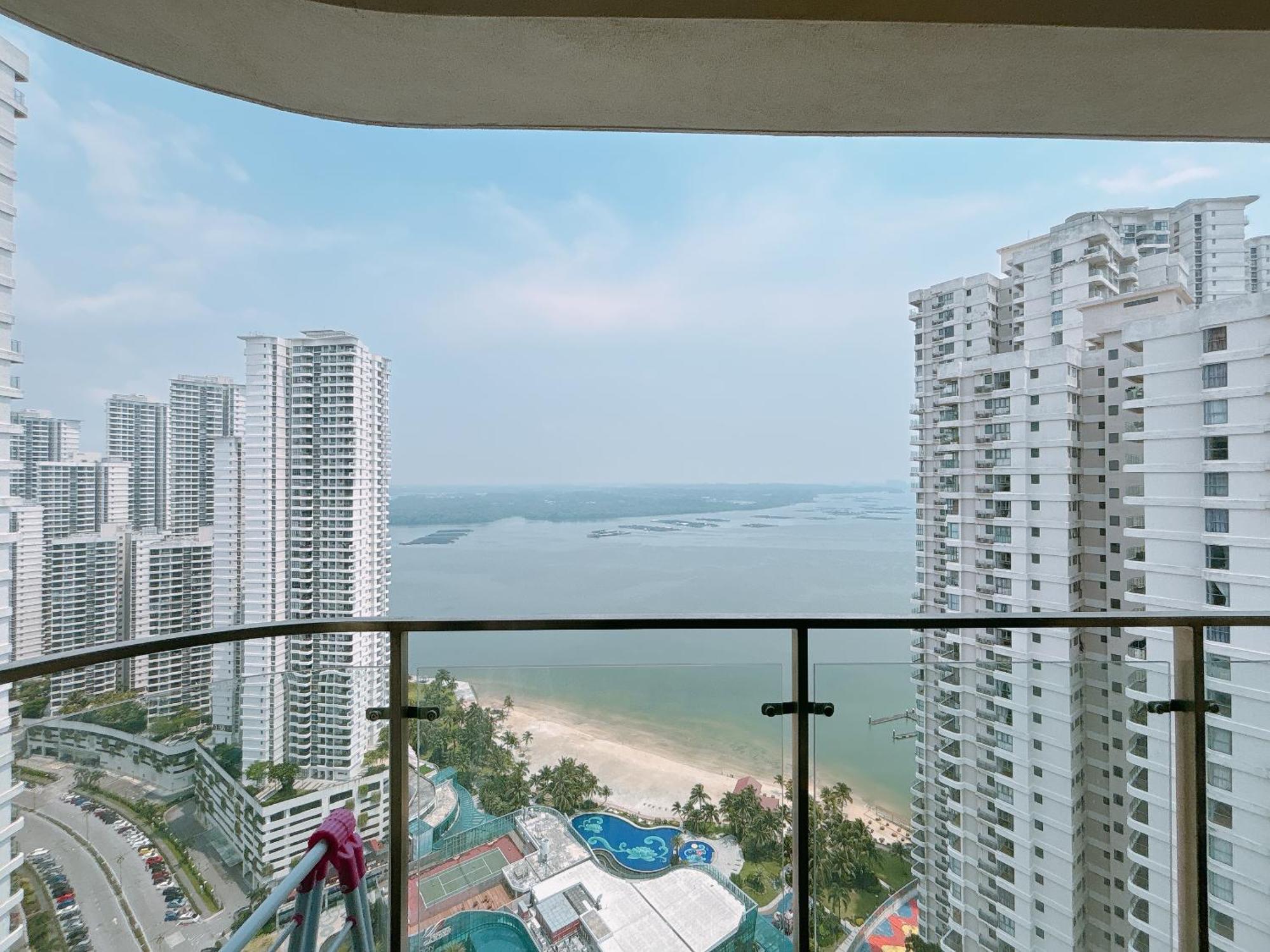 Country Garden Danga Bay By Lions Bay Lägenhet Johor Bahru Rum bild